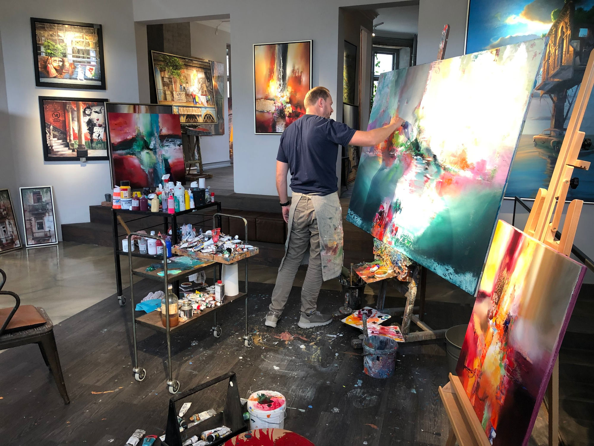 Henrik Elnegaard maler i sit atelier